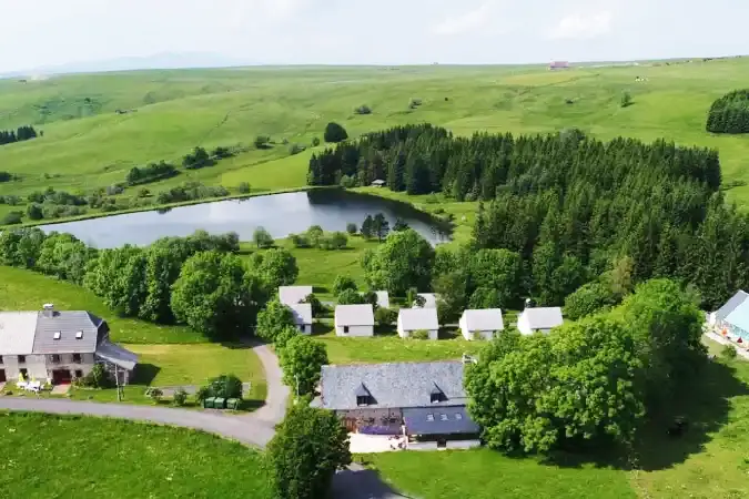 gite bord de lac dans le Cantal